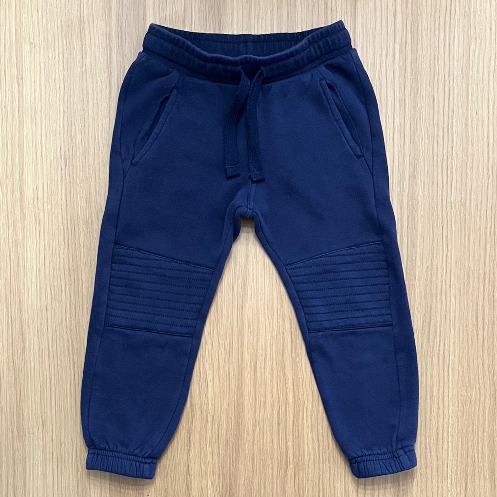 H&M Boy’s reinforced-knee sweatpants, size 3-4, runs a bit smaller for 2-3